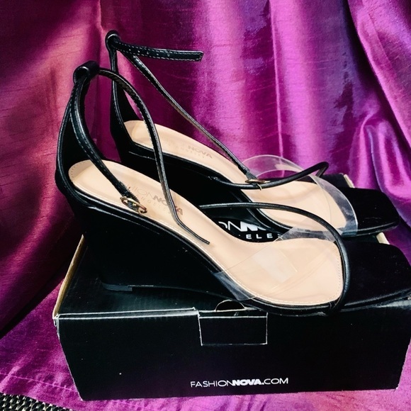 💜 3/25 Fashion Nova  Black & Clear Strapped Wedges Size 10 - Picture 3 of 4